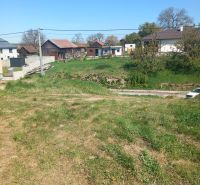 Na predaj stavebný pozemok v obci Bidovce - Pozemky na bývanie v Bidovciach s miernym svahom a okolitou zástavbou.
