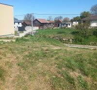 Na predaj stavebný pozemok v obci Bidovce - Zeleň a bývanie v Bidovciach: Pozemky - bývanie s pohľadom na okolité domy.