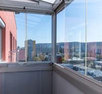 Moderný 2-izbový byt pripravený na okamžité bývanie | Dúbravka - Výhľad z presklenej lodžie na mestskú panorámu v Bratislave - Dúbravke, 2-izbový byt.