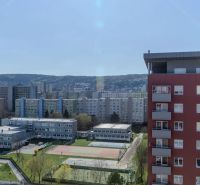 Moderný 2-izbový byt pripravený na okamžité bývanie | Dúbravka - Výhľad z 2-izbového bytu v Bratislave - Dúbravke, panelové budovy a zeleň.