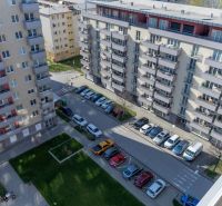 Moderný 2-izbový byt pripravený na okamžité bývanie | Dúbravka - Satelitné parkovisko a obytné budovy v mestskej časti Bratislava - Dúbravka.