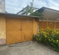 NA PRENÁJOM ZREKONŠTRUOVANÝ 3 IZBOVÝ BYT S GARÁŽOU V CENTRE MESTA - Dvor s garážou na ulici Františkánov v Komárne, kvetinové záhony pri 3-izbovom byte.