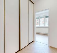 NA PRENÁJOM ZREKONŠTRUOVANÝ 3 IZBOVÝ BYT S GARÁŽOU V CENTRE MESTA - Chodba s posuvnými skriňami a podlahou s dreveným dekorom v 3-izbovom byte.