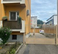 NA PRENÁJOM ZREKONŠTRUOVANÝ 3 IZBOVÝ BYT S GARÁŽOU V CENTRE MESTA - Bytový komplex na ulici Františkánov v Komárne s balkónom a uzavretým dvorom.