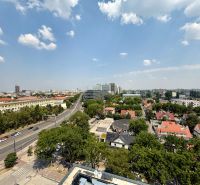 DOWNTOWN YARDS - 3i byt do vnútrobloku, blok A - Výhľad na mesto z výšky na Košickej ulici v Bratislave, okolité domy a zeleň.