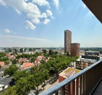 DOWNTOWN YARDS - 3i byt do vnútrobloku, blok A - Výhľad z balkóna na Košickej ulici, Bratislava - Nivy s výškovými budovami a zeleňou.