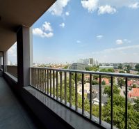 DOWNTOWN YARDS - 3i byt do vnútrobloku, blok A - Pohľad z balkóna na panorámu Bratislavy - Nivy z ulice Košická, 3-izbový byt.