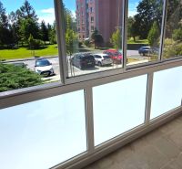 NA PRENÁJOM 4 izbový byt s loggiou, Veľký Šariš - Výhľad z preskleného balkóna v 4-izbovom byte na ulici A. Sládkoviča, Veľký Šariš.