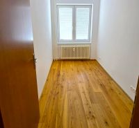 NA PRENÁJOM 4 izbový byt s loggiou, Veľký Šariš - Izba s podlahou s dreveným dekorom a oknom v 4-izbovom byte.