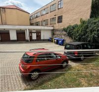 1 izbový 30m2 slnečný byt Zvolen centrum na PRENÁJOM ul. Študentská - Pohľad z okna na Študentskej ulici vo Zvolene ukazuje dvor s autami.