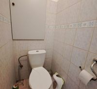 Priestranný 3-izbový byt s dvoma balkónmi na prenájom - Kúpeľňa s toaletou v 3-izbovom byte, obkladaná svetlými kachličkami.