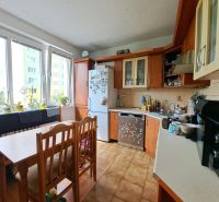 Priestranný 3-izbový byt s dvoma balkónmi na prenájom - Kuchyňa v 3-izbovom byte s jedálenským kútom a výhľadom z veľkých okien.