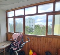 Priestranný 3-izbový byt s dvoma balkónmi na prenájom - Zasklený balkón s výhľadom na Štúrovu ulicu v Poprade.