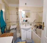 Priestranný 3-izbový byt s dvoma balkónmi na prenájom - Kúpeľňa so sprchovacím kútom a vaňou v 3-izbovom byte s modro-žltými dlaždicami.