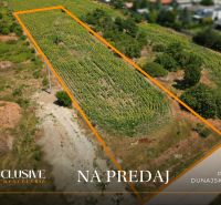 Na predaj stav. pozemok s projektom, Dunajská Lužná - Letecký pohľad na pozemok pre bývanie v Dunajskej Lužnej, obklopený zeleňou.