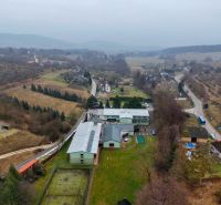 Kopanice Resort | Výnosová investícia - Letecký pohľad na Hotely a penzióny v Podkylave s okolitou krajinou a cestou.