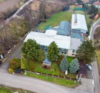 Kopanice Resort | Výnosová investícia - Budova obklopená zeleňou v Podkylave, Hotely a penzióny pri ceste a športových plochách.