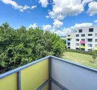 Zariadený- Nízke náklady- Novostavba - Pohľad z balkóna na zeleň a budovu na Hornostavskej ulici v Nitre, 3-izbový byt.