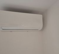 Na prenájom kompletne prerob. NOVÝ 2 izbový byt čiast.zar. Nové Zámky - Klimatizácia v 2-izbovom byte, šedobiela stena, zariadenie značky Midea.