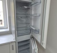 Na prenájom kompletne prerob. NOVÝ 2 izbový byt čiast.zar. Nové Zámky - V 2-izbovom byte je kuchyňa s chladničkou a bielymi skrinkami.