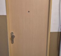 Na prenájom kompletne prerob. NOVÝ 2 izbový byt čiast.zar. Nové Zámky - Drevené dvere s priezorom do 2-izbového bytu.