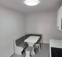 Na prenájom kompletne prerob. NOVÝ 2 izbový byt čiast.zar. Nové Zámky - Svetlá kuchyňa s lavicou a jedálenským stolom v 2-izbovom byte.