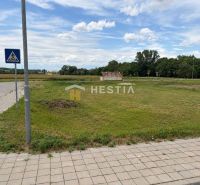 Stavebný pozemok v obci Oreské!! - Pozemky na bývanie v Oreskom, chodník, trávnatá plocha, dopravná značka, vidiecka krajina.