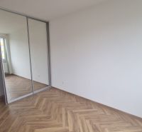 2-izbový moderný byt, s garážovým státím  novostavba, Coboriho ulica - Izba v 2-izbovom byte s podlahou s dreveným dekorom a vstavanou skriňou.