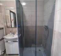 2-izbový moderný byt, s garážovým státím  novostavba, Coboriho ulica - Kúpeľňa so sprchovým kútom a umývadlom v 2-izbovom byte, svetlé obklady.
