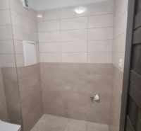 2-izbový moderný byt, s garážovým státím  novostavba, Coboriho ulica - Kúpeľňa so svetlými obkladmi a tmavými dverami v 2-izbovom byte.