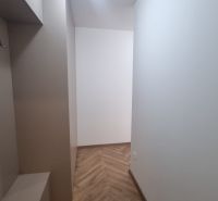2-izbový moderný byt, s garážovým státím  novostavba, Coboriho ulica - Interiér 2-izbového bytu s podlahou s dreveným dekorom a bielymi stenami.