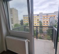 2-izbový moderný byt, s garážovým státím  novostavba, Coboriho ulica - Pohľad z 2-izbového bytu v Nitre na Coboriho ulici na balkón a okolie.