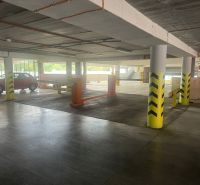 2-izbový moderný byt, s garážovým státím  novostavba, Coboriho ulica - Parkovací dom na Coboriho ulici v Nitre s rôznymi parkovacími miestami a rampou.