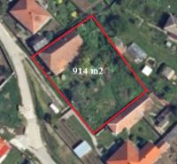 Iba u nás! Dom s pozemkom na predaj - Svätý Peter - Letecký pohľad na rodinný dom na Dolnej ulici v Svätom Petri, pozemok 914 m².