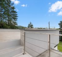 ARCHITEKTÚRA TICHA A MODERNÝCH TECHNOLÓGIÍ - SMART VILLA V OBJATÍ LESA - Pohľad z terasy rodinného domu v Lukavici na Záhradnej ulici.