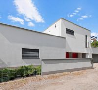 ARCHITEKTÚRA TICHA A MODERNÝCH TECHNOLÓGIÍ - SMART VILLA V OBJATÍ LESA - Rodinný dom na Záhradnej ulici v Lukavici s modernou fasádou a garážou.