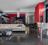 ARCHITEKTÚRA TICHA A MODERNÝCH TECHNOLÓGIÍ - SMART VILLA V OBJATÍ LESA - Otvorený priestor v rodinnom dome s bielou sedacou súpravou a presklenou stenou.