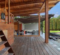 ARCHITEKTÚRA TICHA A MODERNÝCH TECHNOLÓGIÍ - SMART VILLA V OBJATÍ LESA - Drevená terasa rodinného domu na Záhradnej ulici v Lukavici s pohodlným posedením vonku.