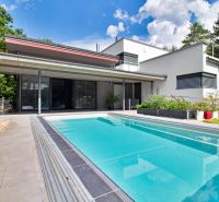 ARCHITEKTÚRA TICHA A MODERNÝCH TECHNOLÓGIÍ - SMART VILLA V OBJATÍ LESA - Rodinný dom na Záhradnej ulici v Lukavici s terasou a bazénom v záhrade.