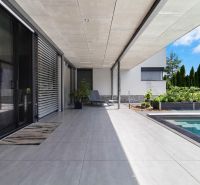 ARCHITEKTÚRA TICHA A MODERNÝCH TECHNOLÓGIÍ - SMART VILLA V OBJATÍ LESA - Terasa rodinného domu na Záhradnej ulici v Lukavici s výhľadom na bazén.