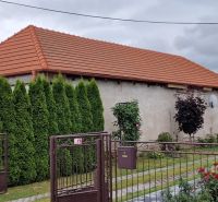 Rodinný dom s veľkorysou prístavbou v obci Parchovany - Rodinný dom na Staničnej ulici v Parchovanoch, so záhradou, živým plotom a tehlovou strechou.
