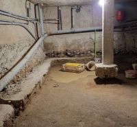 Rodinný dom s veľkorysou prístavbou v obci Parchovany - Pivničný priestor rodinného domu, stavebný materiál, potrubie a nádrž na ulici Staničná v Parchovanoch.