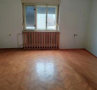 Ponúkame Rodinný dom vhodný na bývanie aj podnikanie - Prázdna izba v Rodinnom dome s podlahou s dreveným dekorom a dreveným radiátorom.