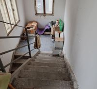 Ponúkame Rodinný dom vhodný na bývanie aj podnikanie - Schodisko v rodinnom dome s krabicami, oknom a podlahou s kamenným dekorom.