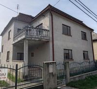 Ponúkame Rodinný dom vhodný na bývanie aj podnikanie - Rodinný dom na Dlhej ulici v Komárne s balkónom a kovovým plotom.