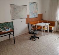 Ponúkame Rodinný dom vhodný na bývanie aj podnikanie - Izba v rodinnom dome s mapami, stolom, stoličkami a podlahou s dreveným dekorom.