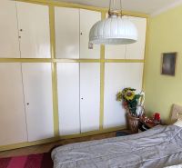 Znížená cena!   3 izbový byt na VII. sídlisku na predaj - Izba s posteľou, vstavanou skriňou, izbovými dekoráciami a stenou svetlej farby v 3-izbovom byte.
