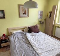 Znížená cena!   3 izbový byt na VII. sídlisku na predaj - Spálňa s manželskou posteľou, žltými stenami a oknom v 3-izbovom byte.