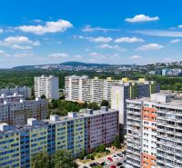 Na predaj 4 izbový byt - SKVELÁ LOKALITA - Bratislava - Pohľad na sídliskovú panorámu v lokalite Bratislava - Dvory, ulica Bohrova.