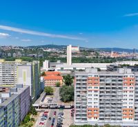 Na predaj 4 izbový byt - SKVELÁ LOKALITA - Bratislava - Bytové domy na Bohrovej ulici v Bratislave - Dvory s výhľadom na hrad a UFO.